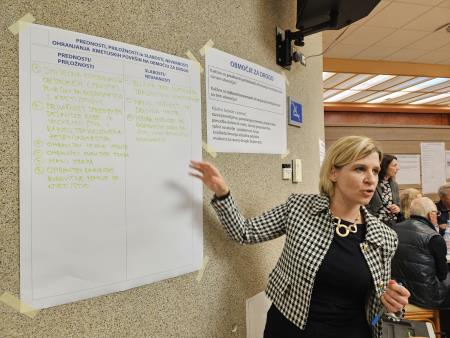 Naj občina "za Drogo" ohrani kmetijska zemljišča ali širi gospodarsko cono? 